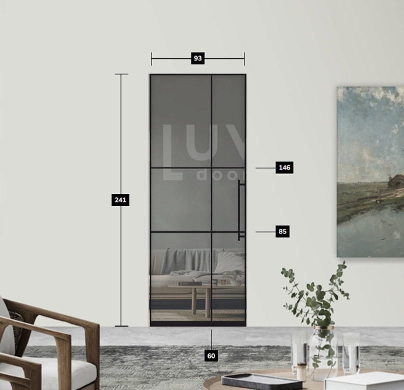 Hoge stalen deur met op maat gemaakte wanden, modern en strak ontwerp voor binnen en buiten, afgebeeld in een huiskamer, inclusief meetgegevens.
