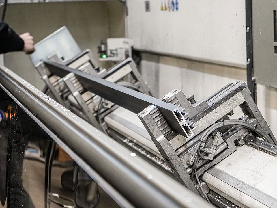Geavanceerde machine voor het fabriceren van stalen deuren en wanden op maat, geschikt voor hoogwaardige interieur- en bouwprojecten.