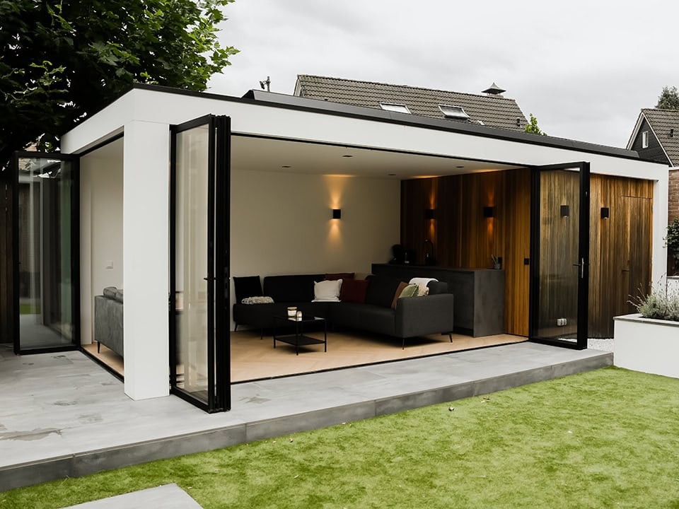 Moderne tuin met grote stalen schuifdeuren die open kunnen voor een naadloze binnen-buiten verbinding, ideaal voor moderne woningen en tuinen.