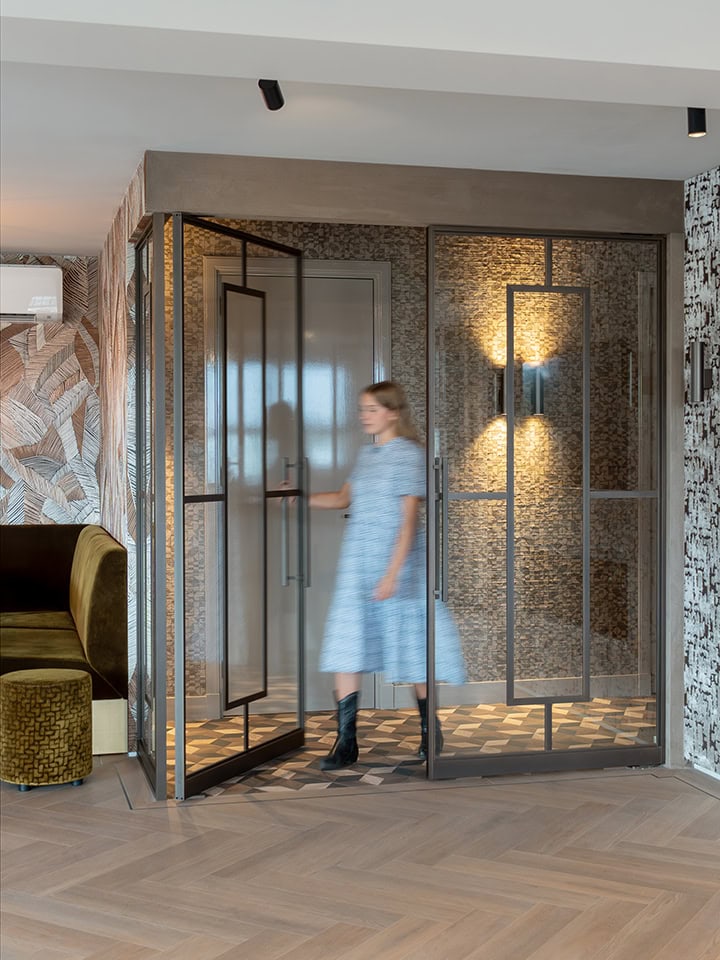 Moderne dubbele stalen deuren met glas en zwart frame, perfect voor interieurafscheiding en design in een woning of kantoor.
