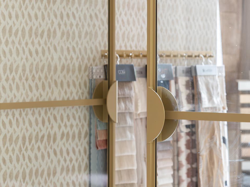 Moderne stalen deur met gouden details en glazen panelen, perfect voor op maat gemaakte interieurs en high-end woningen.