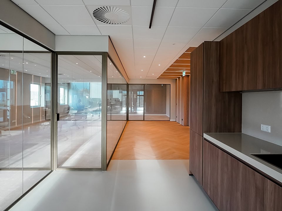 Interieur van een modern kantoor met op maat gemaakte stalen deuren en houten wanden, geschikt voor professionele kantoorruimtes en vergaderruimtes.