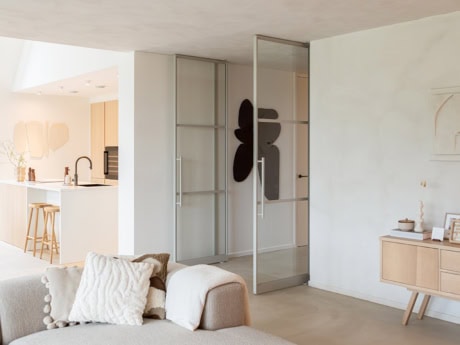 Hoogwaardige stalen schuifdeuren op maat voor een moderne ensuite, perfect voor scheiding van woon- en slaapgedeelte, met minimalistisch design en grote glazen panelen.