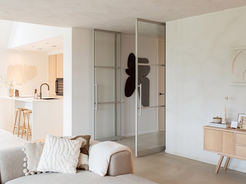Hoogwaardige stalen schuifdeuren op maat voor een moderne ensuite, perfect voor scheiding van woon- en slaapgedeelte, met minimalistisch design en grote glazen panelen.