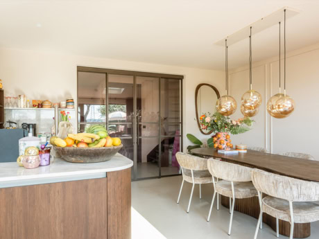 Moderne aluminium schuifdeuren in diverse kleuren, perfect voor stijlvolle binnen- en buitenruimtes, met een strakke afwerking en grote glaspartijen voor natuurlijk licht.