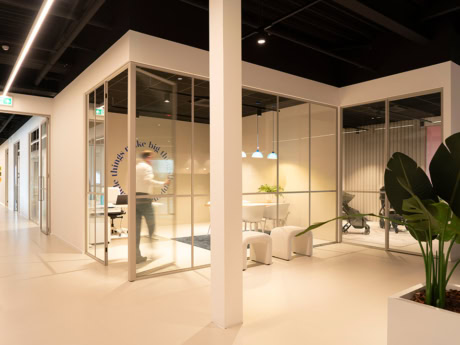 Hoogwaardige stalen kantoorwanden en scheidingswanden in een modern kantoor, ontworpen voor privacy en stijl, passend bij de kantoorruimte 'Office walls'.