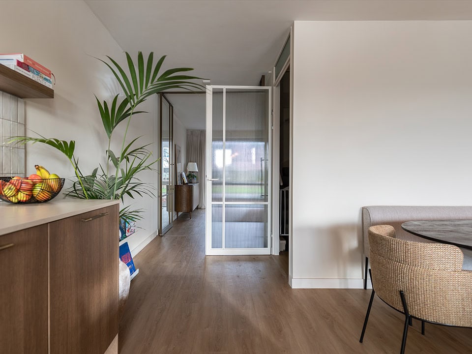 Moderne stalen deur met glas in een interieur, ideaal voor scheiding van ruimtes, op maat gemaakt voor een stijlvolle en functionele afwerking.