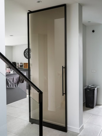 Black pivot door with a bold look