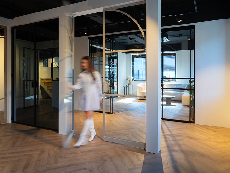 Binnenruimte met hoogwaardige stalen deuren en wanden, ontworpen voor veiligheid en stijl, passend bij de focus op brandwerende deuren en maatwerk voor interieurs.