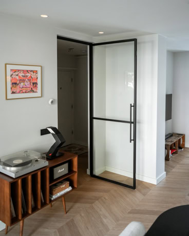 Moderne stalen schuifdeur met zwart frame en glas, perfect voor interieurafscheiding en design in woning of kantoor.