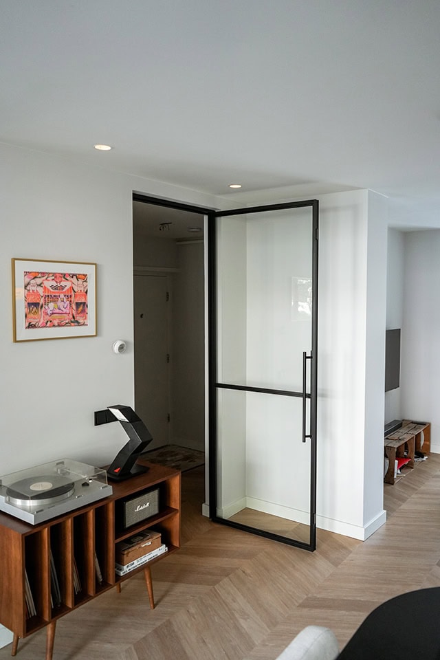 Moderne stalen schuifdeur met zwart frame en frosted glas, perfect voor interieurafscheidingen en op maat gemaakte stalen deuren en wanden.
