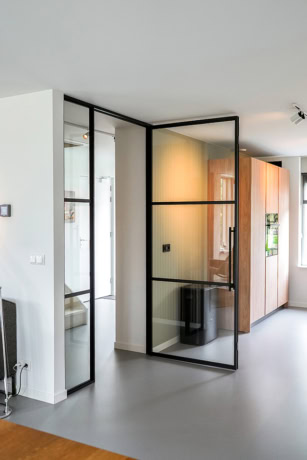 Moderne stalen deur met grote glazen panelen en zwarte frame, perfect voor interieurafscheidingen en op maat gemaakte wanden.