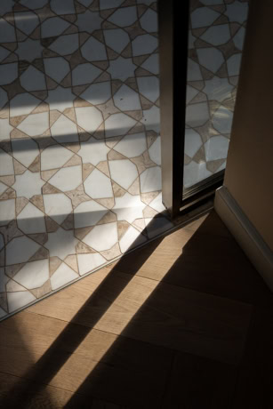 Moderne stalen schuifdeur met glas, die natuurlijk licht binnenlaat en een stijlvolle uitstraling geeft aan de ruimte.