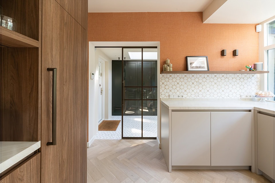 Moderne keuken met glazen schuifdeur en natuurlijke lichtinval, perfect voor een stijlvolle en functionele woonruimte.